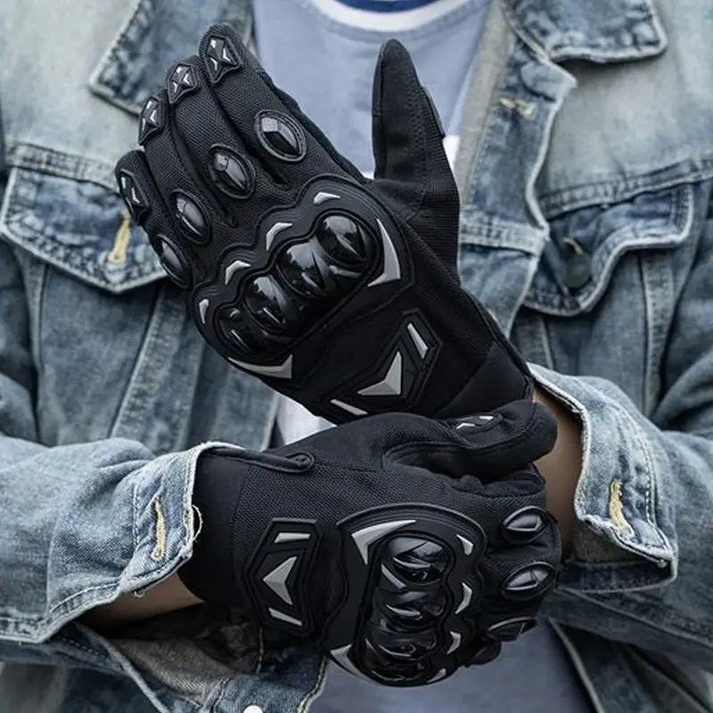 man-wearing-bot-left-and-right-motobike-gloves-for-riding-a-mototrcycle.webp