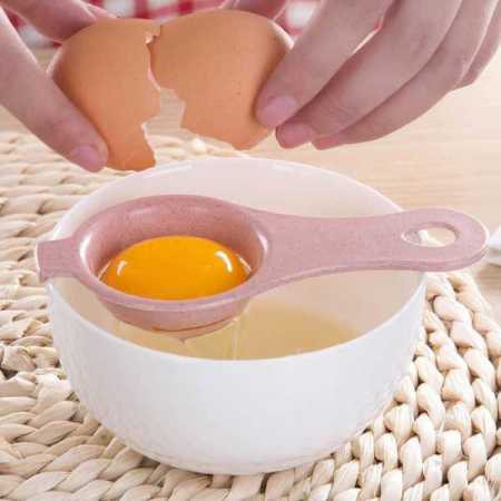Separating-egg-white-from-yolk-using-an-egg-spoon
