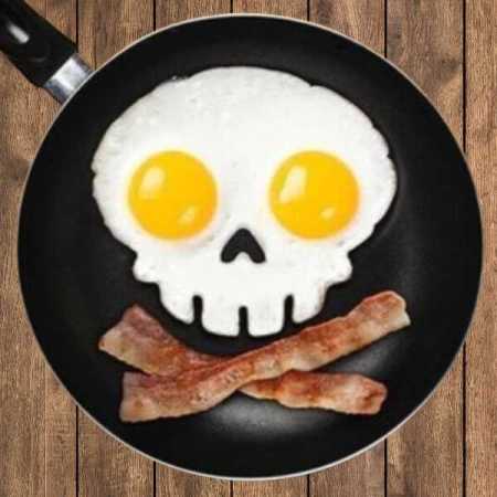 skull-shaped-eggs-with-bacon-cross-bones