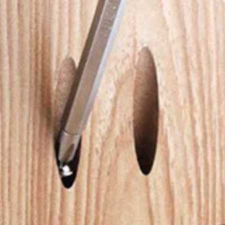 screwing-a-screw-into-an-angled-hole