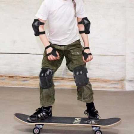 kid-wearing-skateboard-protective-padding
