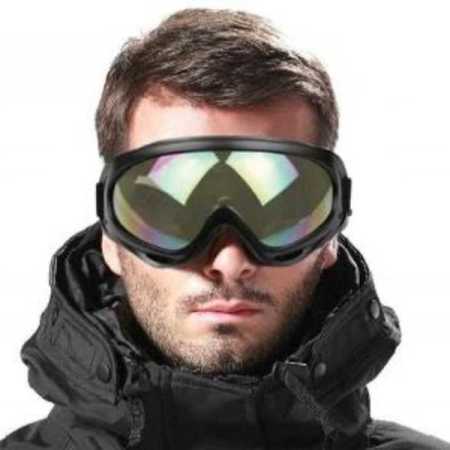 snowboard-goggles-on-model